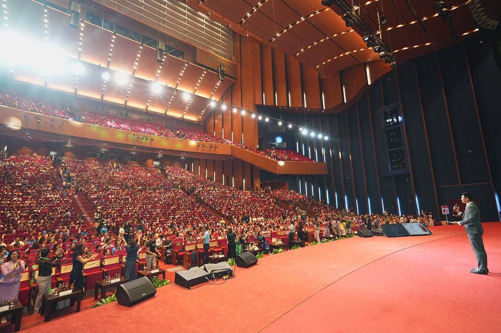 Lê Tiến Bình trên sân khấu