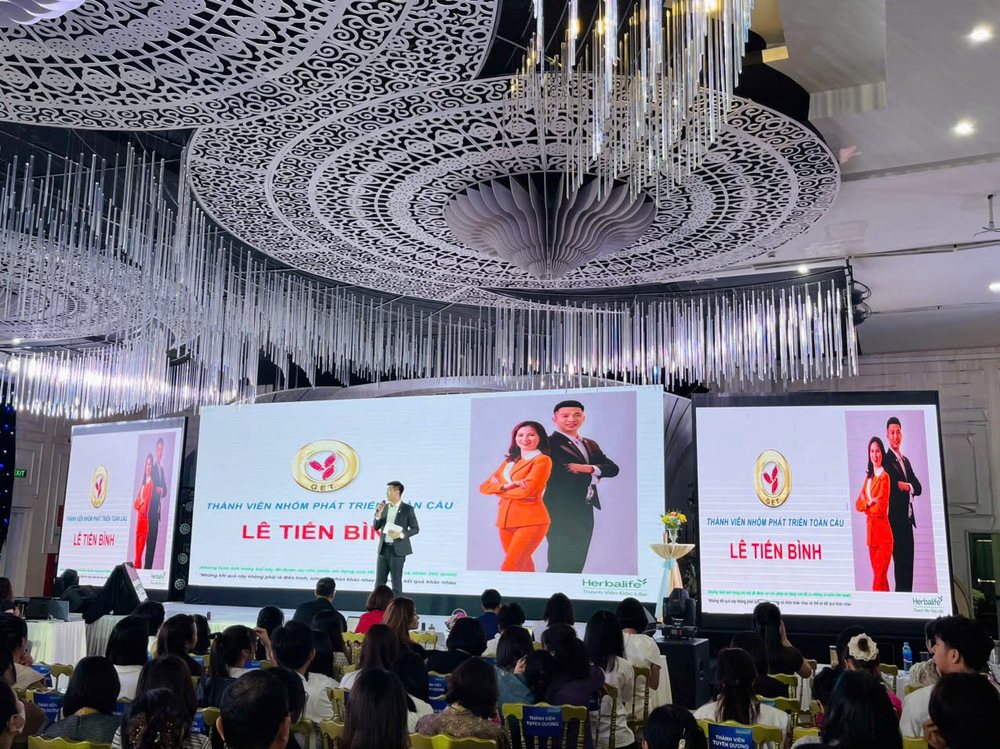 Lê Tiến Bình trên sân khấu